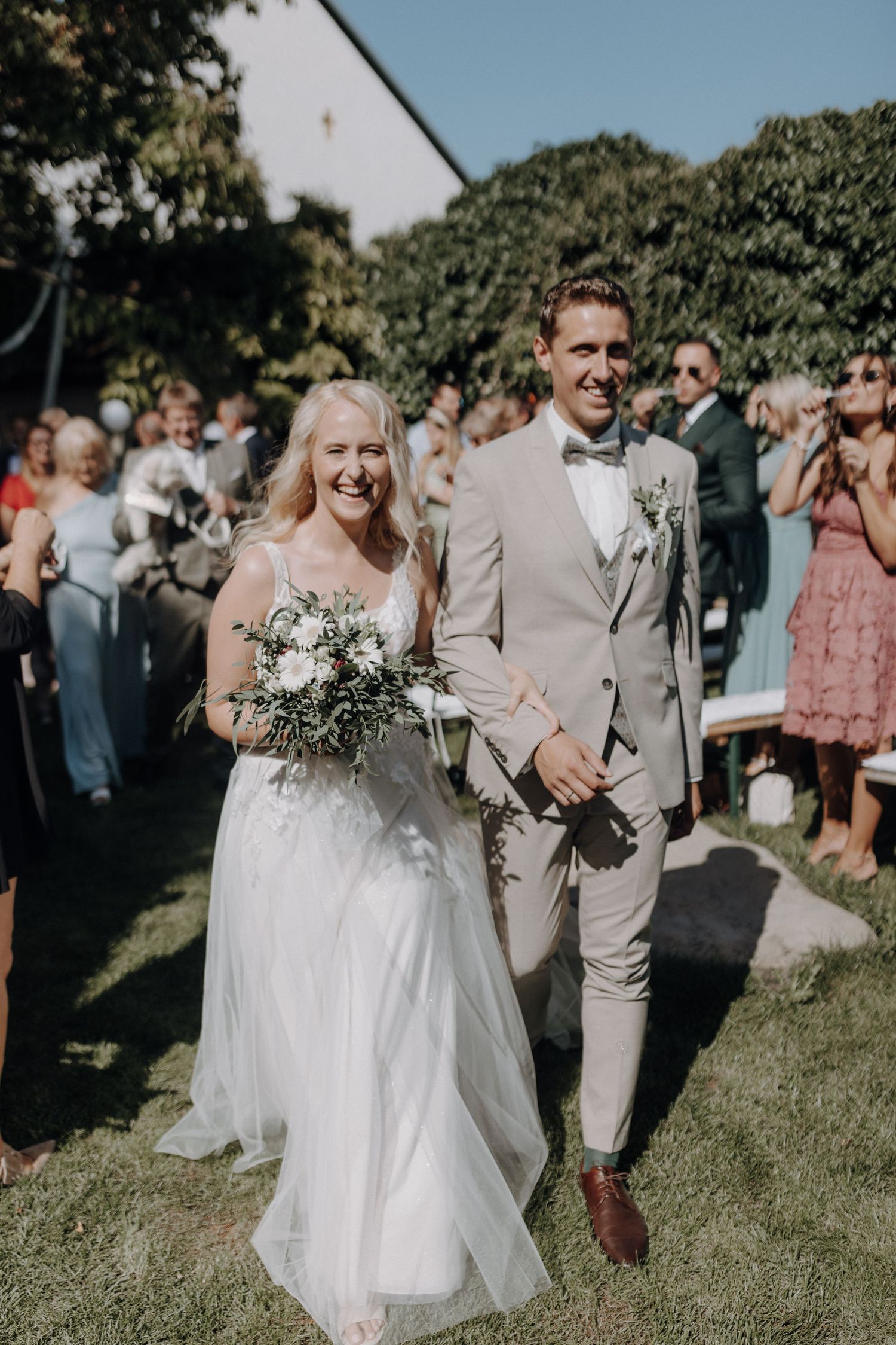 Brautpaar beim Auszug nach der Trauung