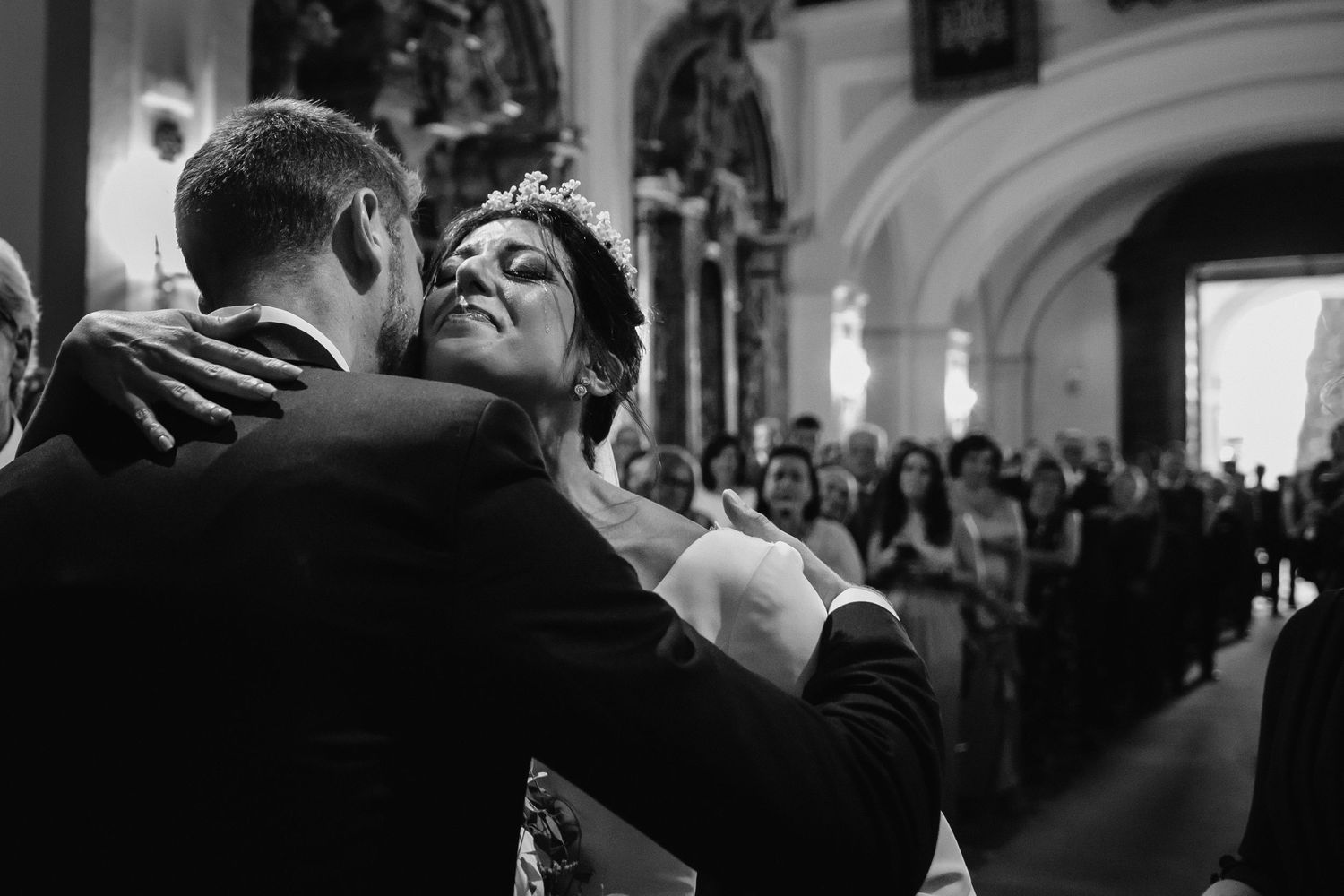 Novia llorando emocionada al encontrarse con su novio en el altar