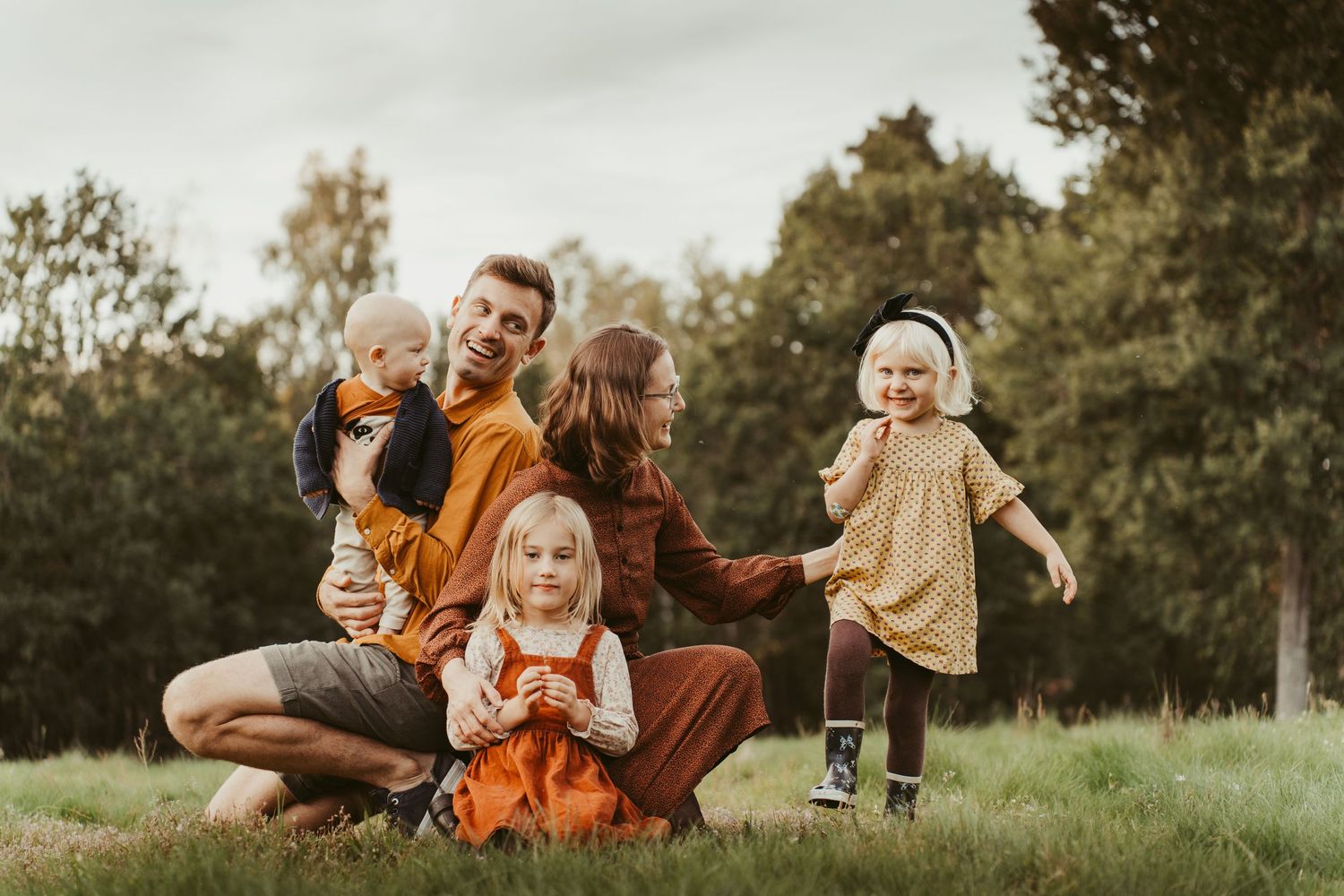 Naturlig familjefotografering utomhus