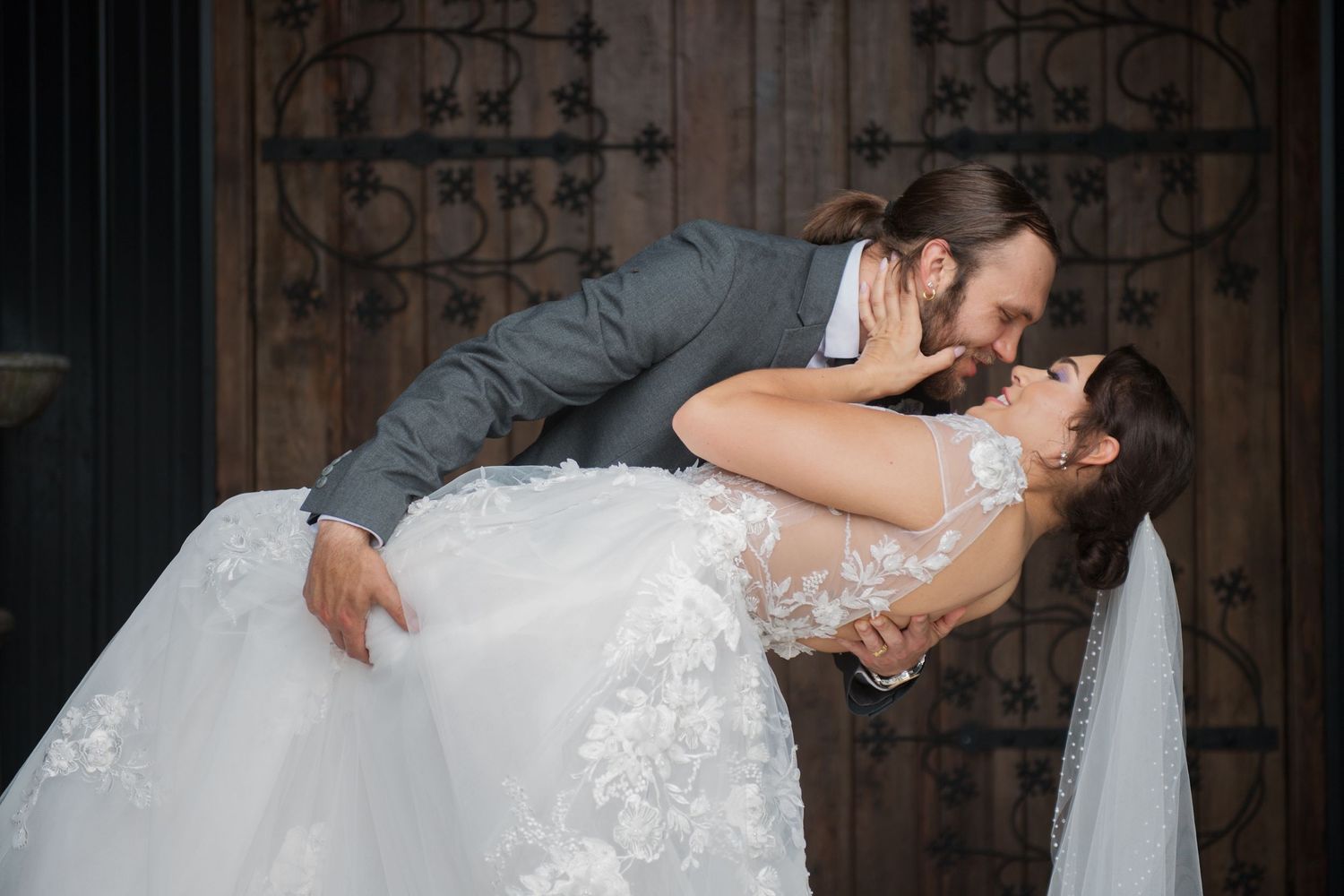 Indianapolis Indiana wedding photographer captures dip kiss by Jayme Riggleman Photography at Tayvin Gardens