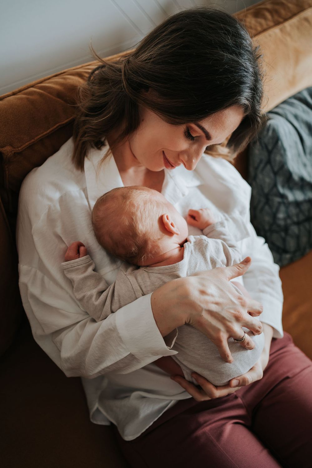 mama trzyma synka - sesja domowa Kraków