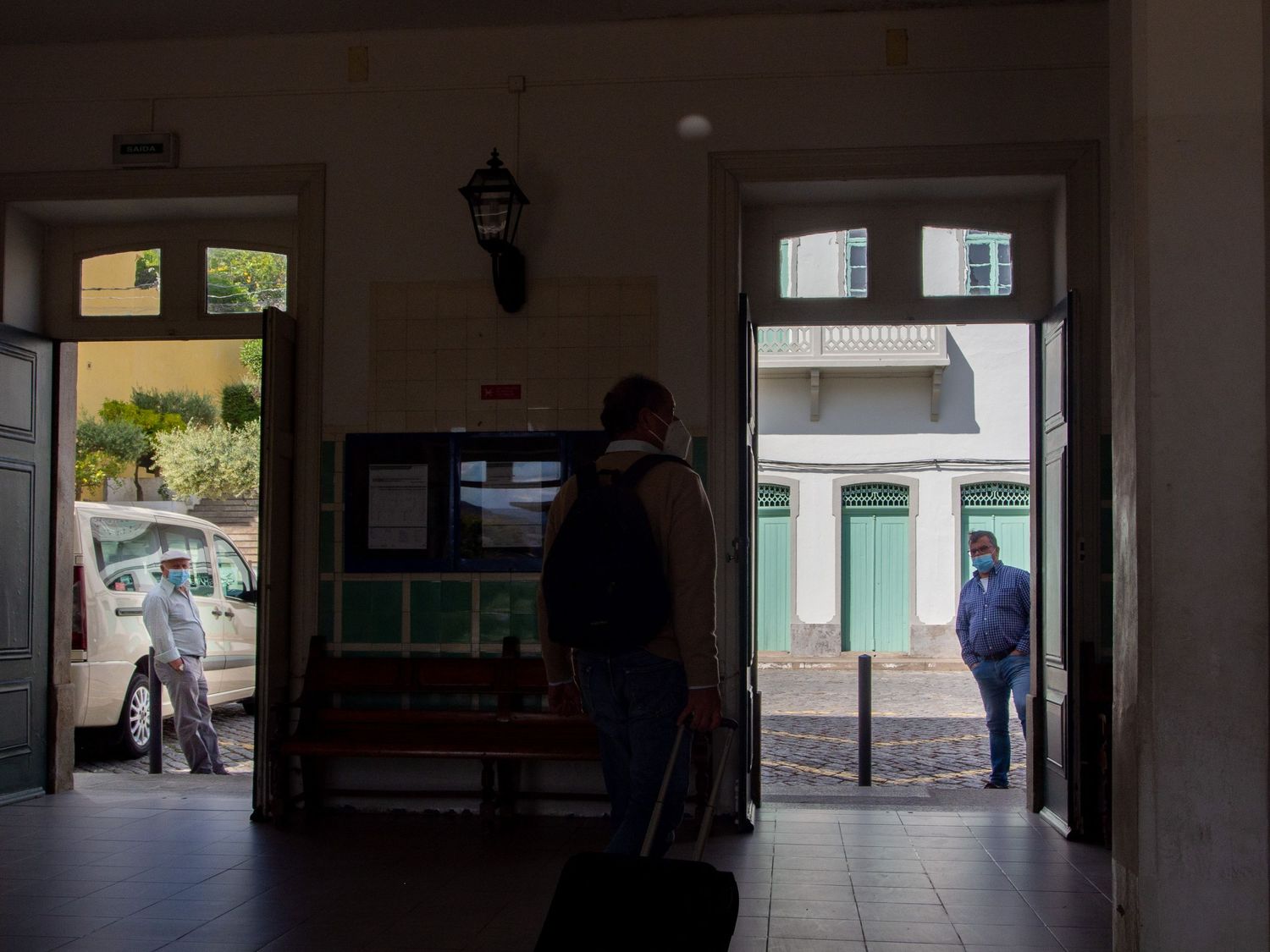A nossa espera os taxistas da vila. O senhor Manuel, o mais animado e proativo, foi o eleito.