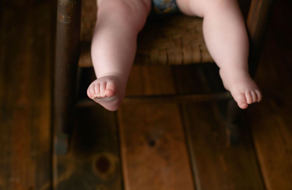 Milestone session showing little toes. Greenville, SC newborn photographer, Easley, SC Newborn photographer