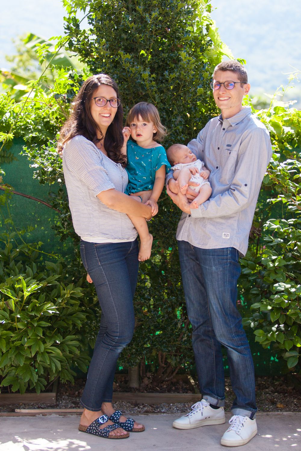 Photo d'une famille dans son jardin à Pontcharra.