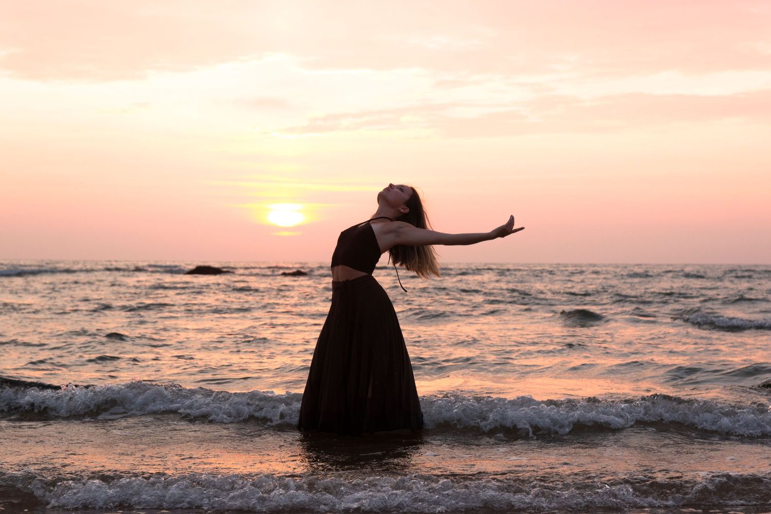 Portrait de danse sur la plage, au coucher de soleil, Pays Basque Landes