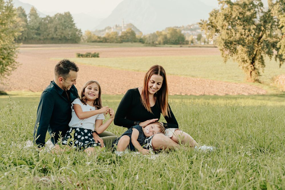 foto di famiglia, fotografo di famiglia, foto spontanee famiglia,  fotografo di matrimonio, foto famiglia nel verde, fotografa artegna