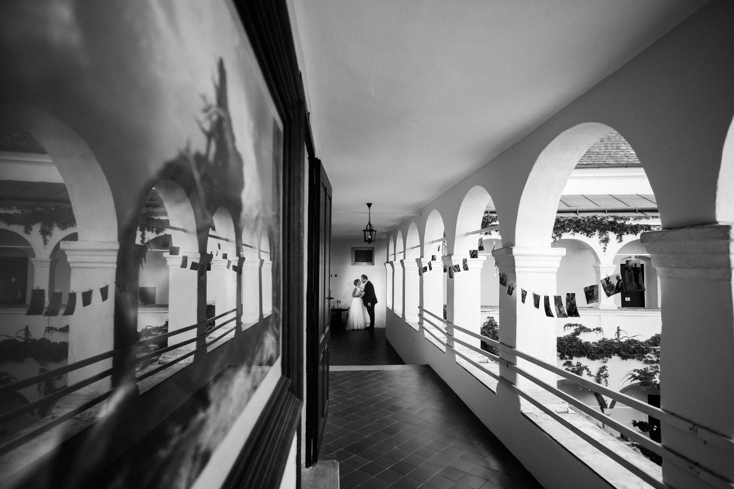 Schwarz-weißes Weitwinkel-Foto von Brautpaar in Schloss
