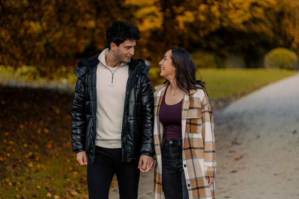 Couple qui se donne la main en se regardant