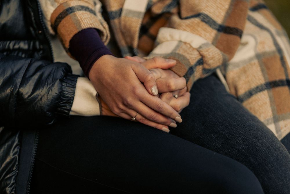 Couple qui se donne la main en gros plan