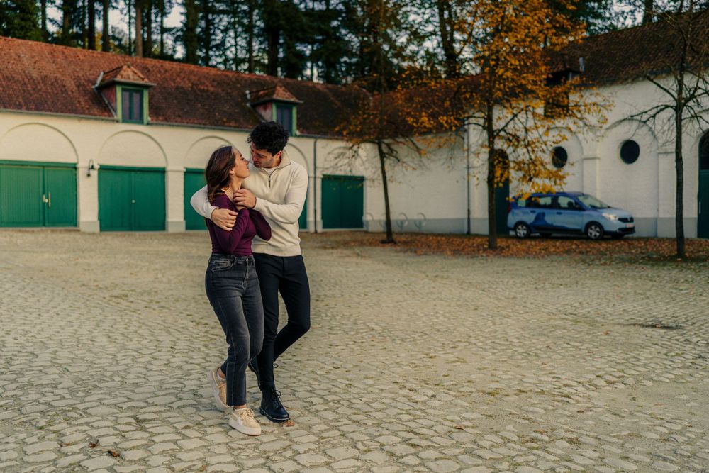 Un couple qui marche avec la compagne qui tient le bras de son compagnon