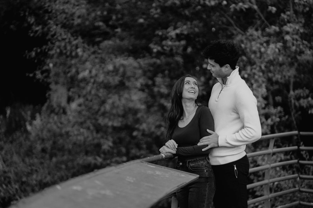 Un couple qui se regarde en rigolant