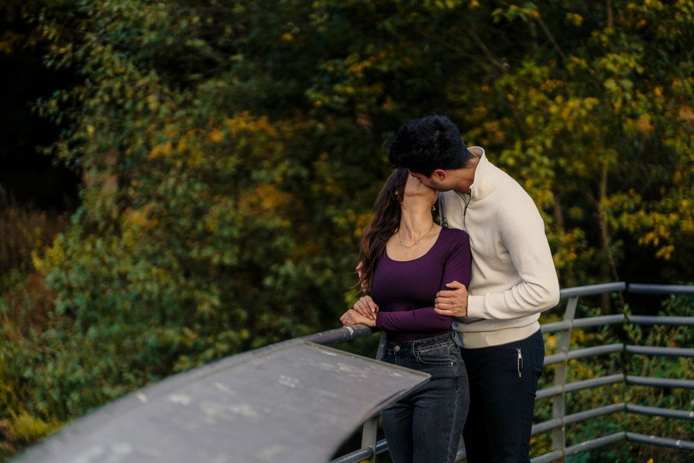 Un couple qui s'embrasse au bord d'un lac