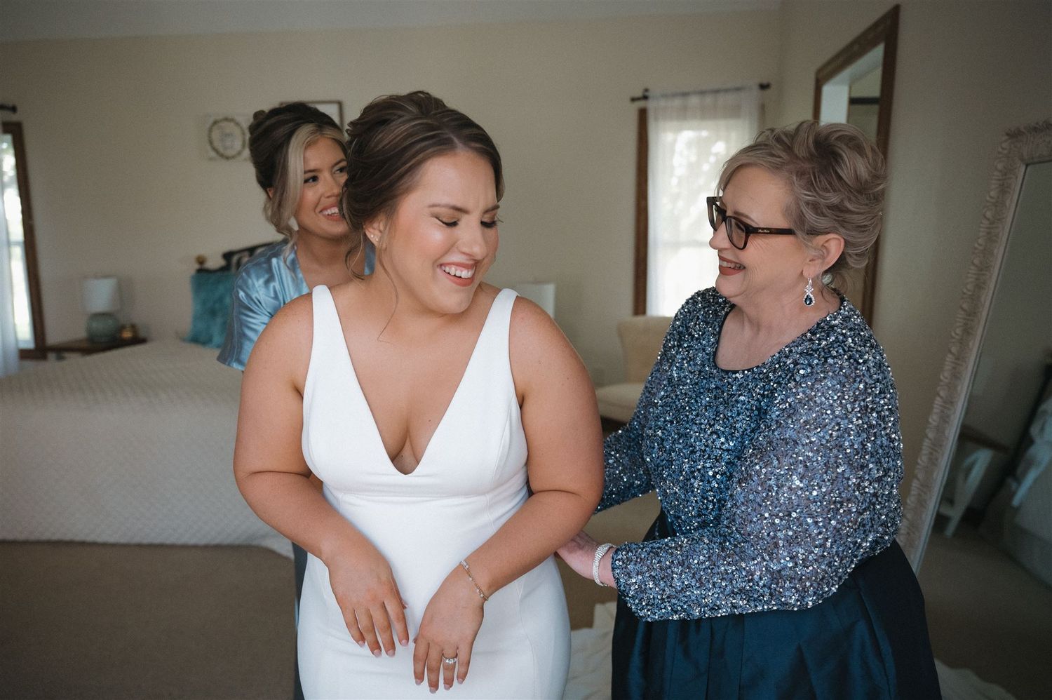bride getting ready at suite of Fannin Oaks wedding venue in Madisonville, Tx