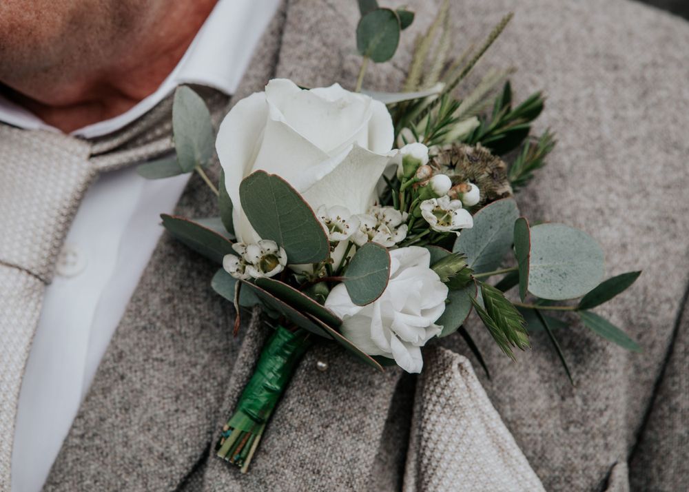 groom's button hole photography
