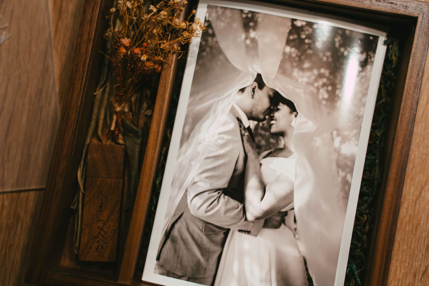 Hochzeitsfotograf Berlin Wedding Photographer Braut Bräutigam Holzbox Usb