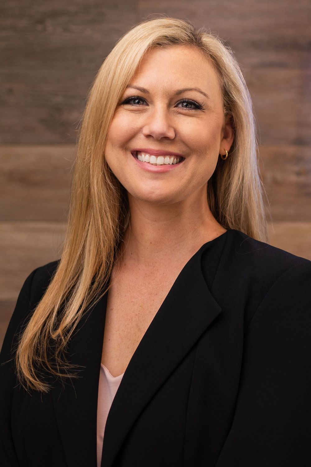 Orlando on-location headshot photographer Ray Alvarez — female business professional headshot with natural outdoor background