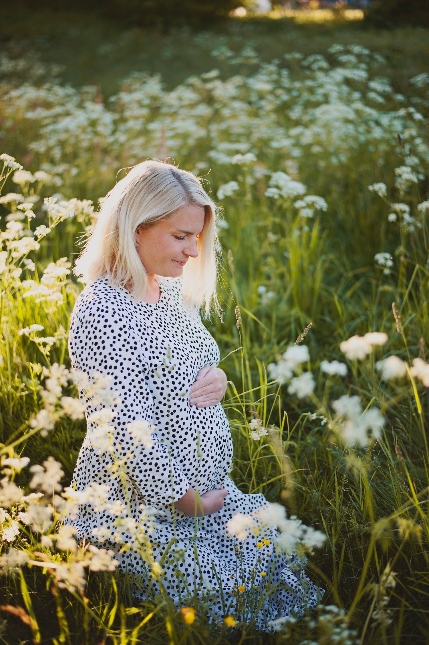 Vacker gravidfotografering. Gravidklänning. Habo Jönköping.