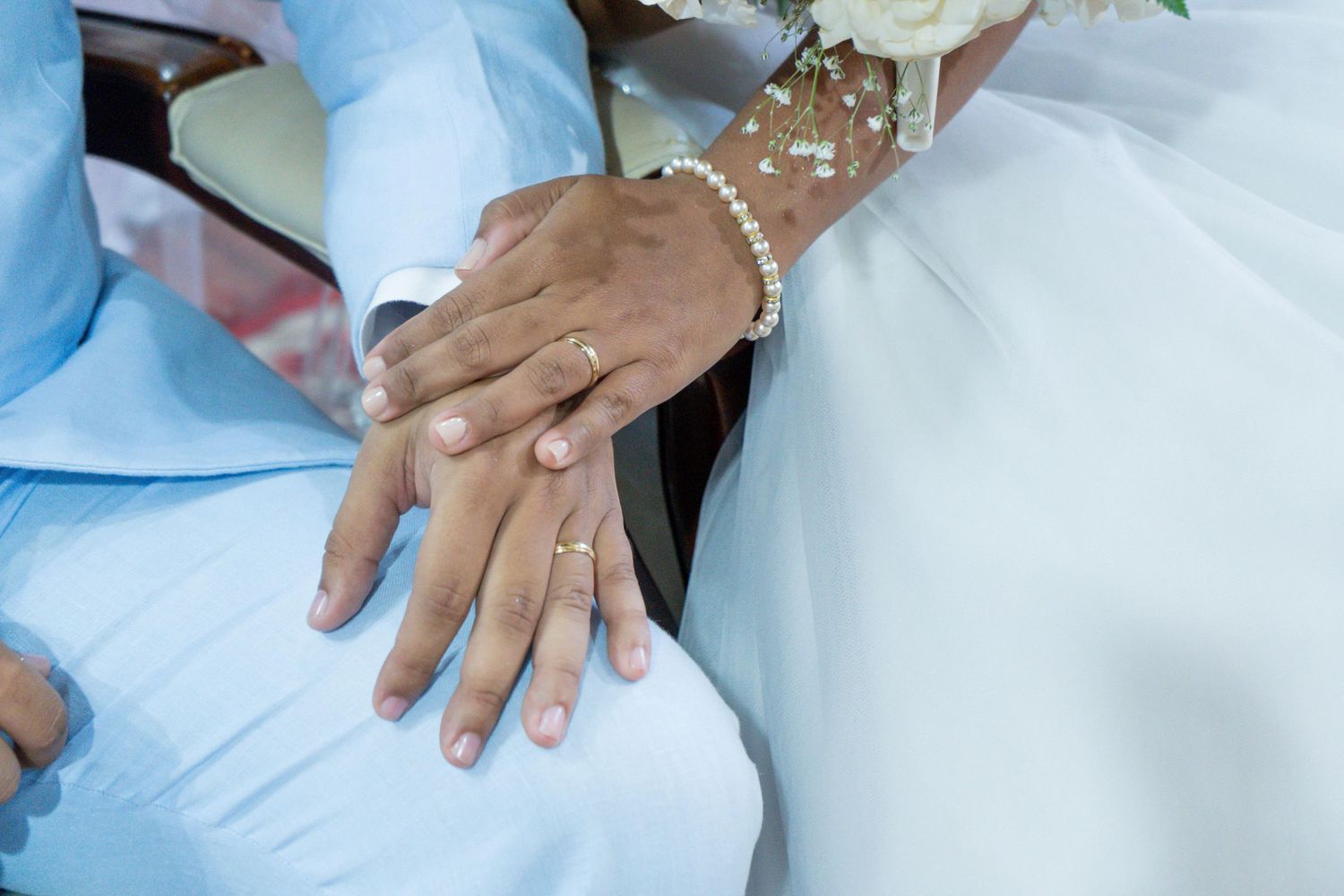 Detalle de un anillo de compromiso de platino con una deslumbrante esmeralda, destacando la elegancia y la sofisticación