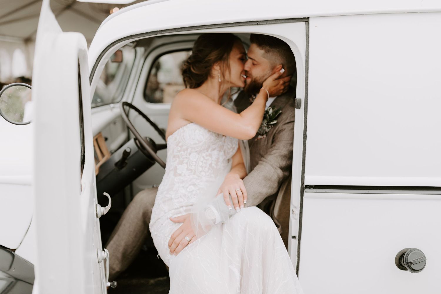 toronto niagara wedding photography winery vineyard candid