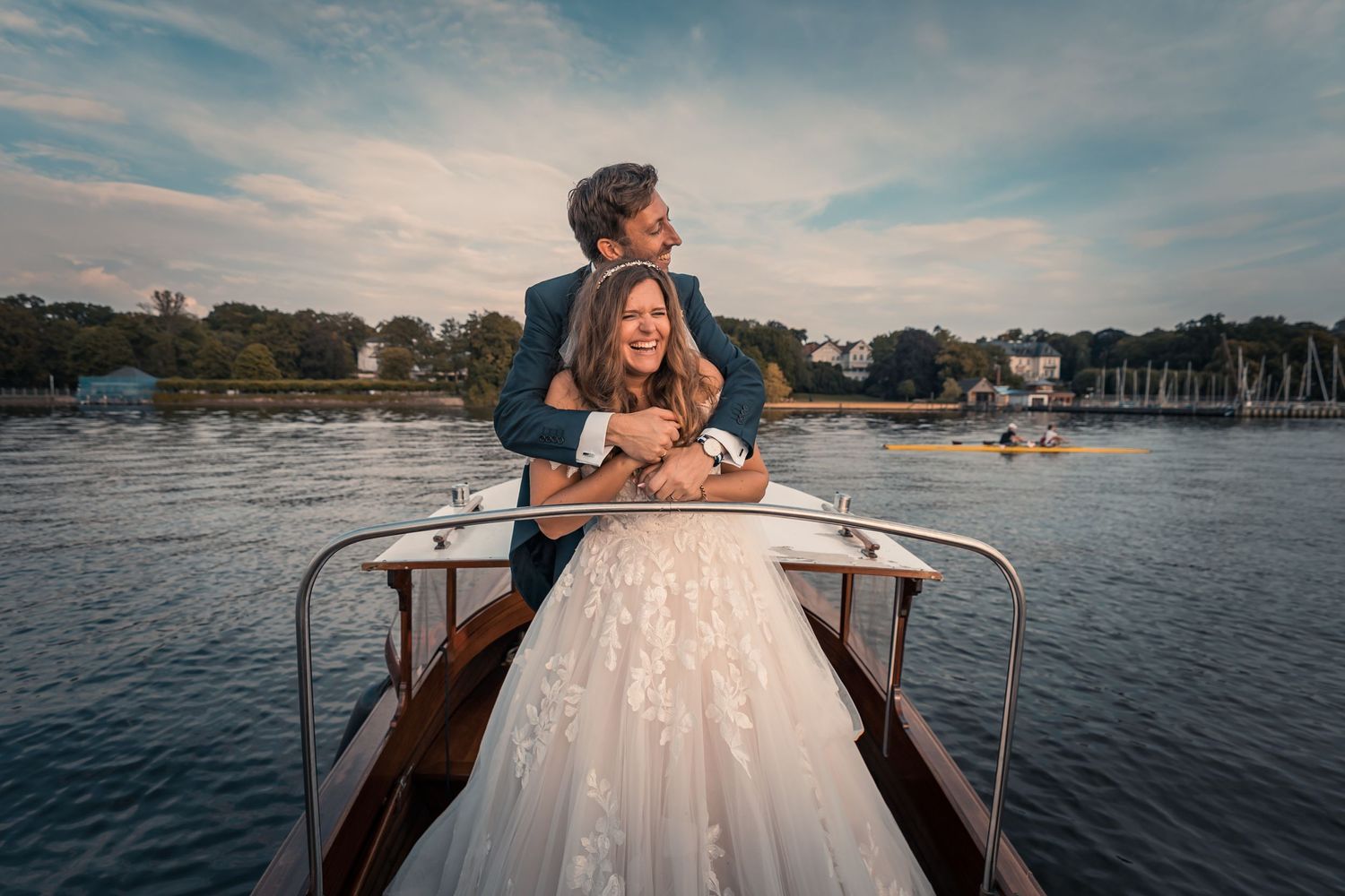 Tipps für natürliche Posen bei der Hochzeit, Villa Blumenfisch Wannsee, Brautpaar Bilder, Hochzeit Fotos Idee
