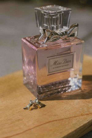 parfumflesje en oorbellen