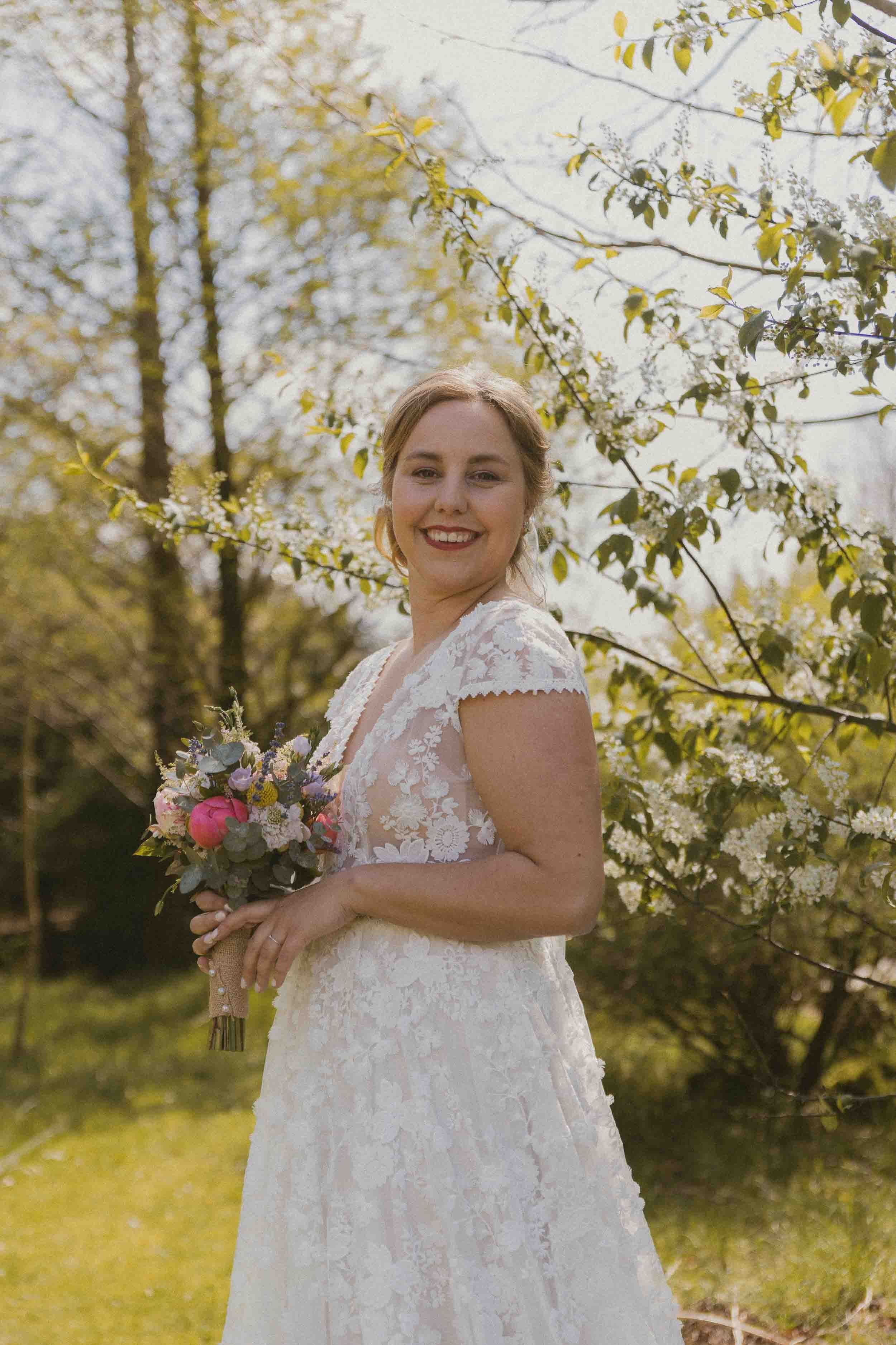 bruid in jurk met bloemen