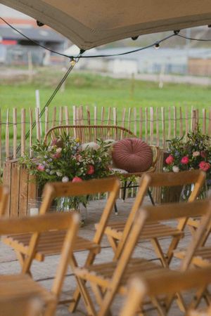 altaar bruiloft met bloemen