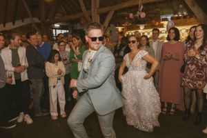 bruid en bruidegom dansen tijdens feest