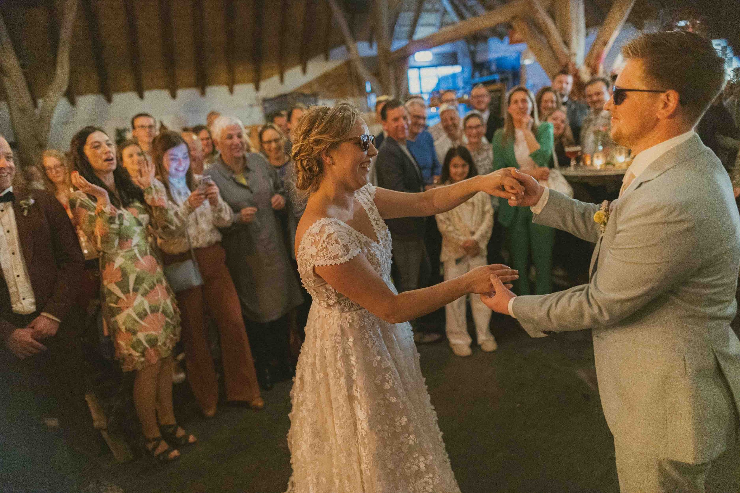 bruid en bruidegom dansen tijdens feest