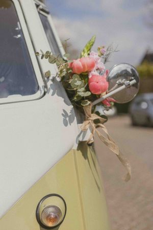 volkswagenbus met bloemen
