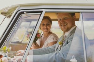 bruid en bruidegom in volkswagenbus