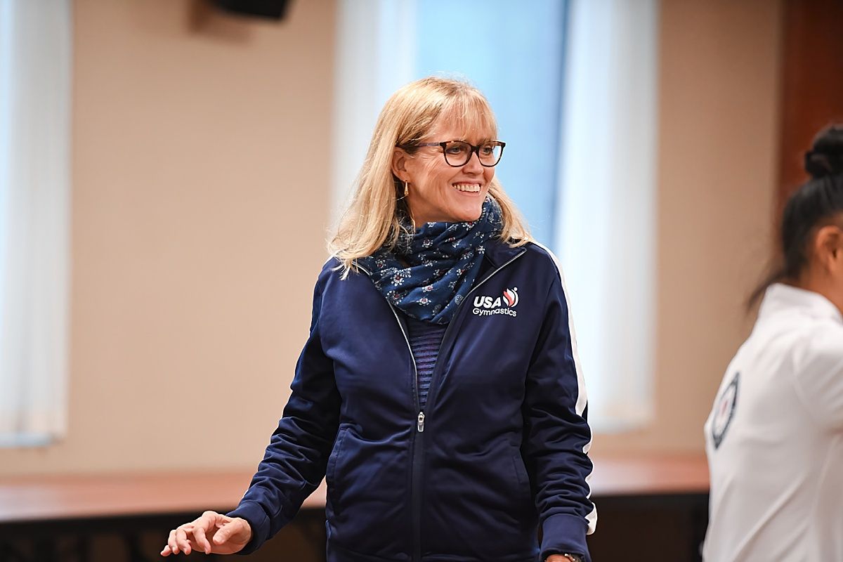 Caitlan Maggs of Cirque du Soleil teaching expression