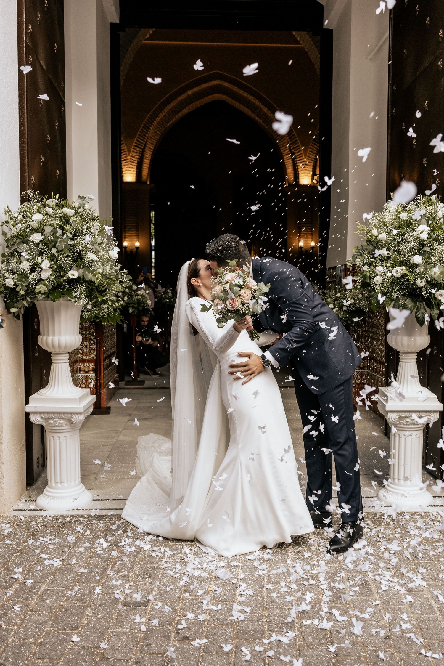Pareja de novios saliendo de la iglesia