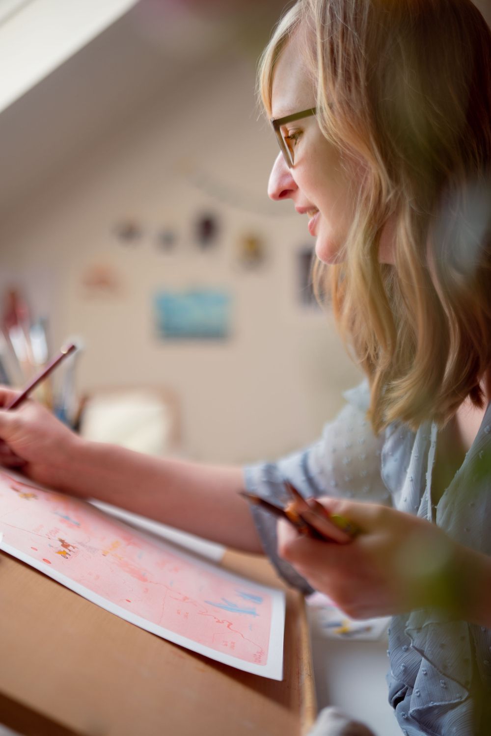 Anna Sikkes werkt in haar atelier aan nieuwe illustratie voor een kinderboek met kleurrijke potloden, mooie scherptediepte gekozen