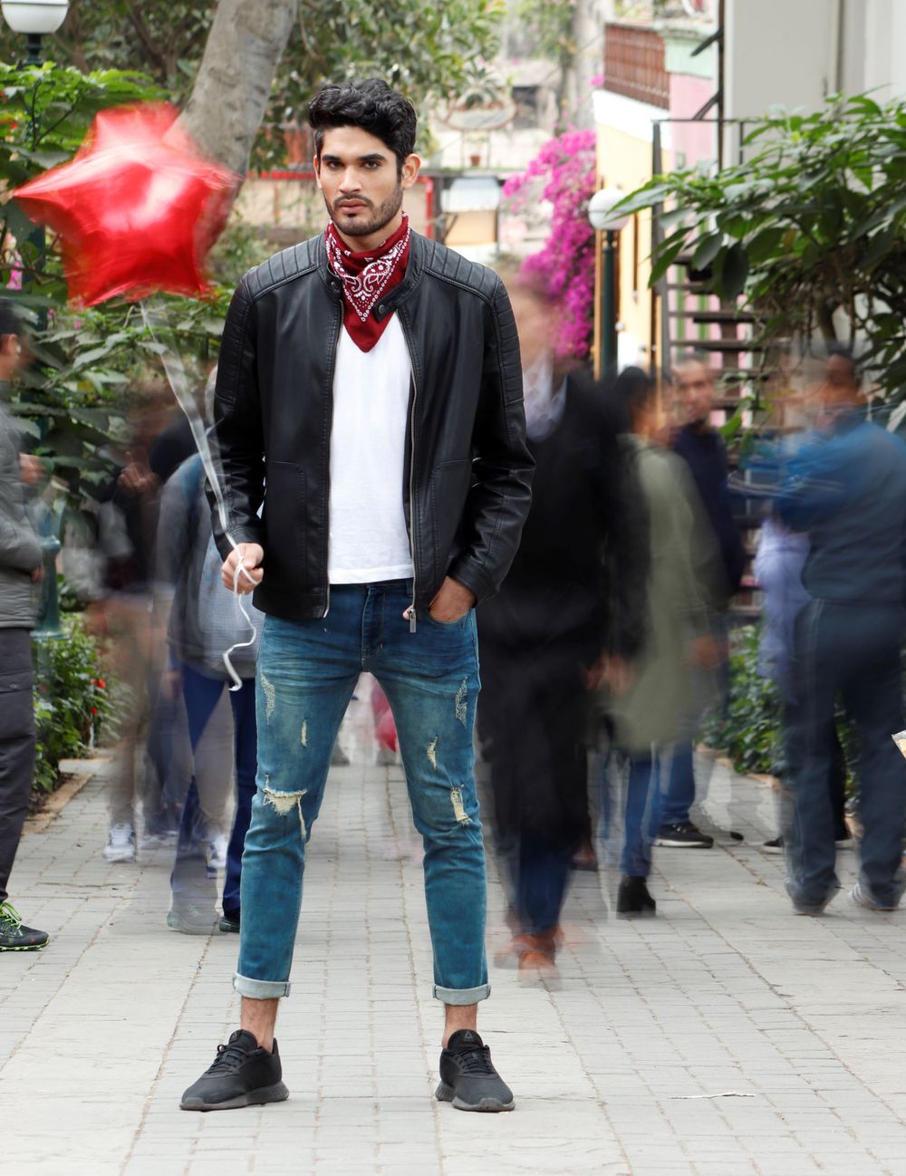 retrato de hombre sujetando un globo rojo