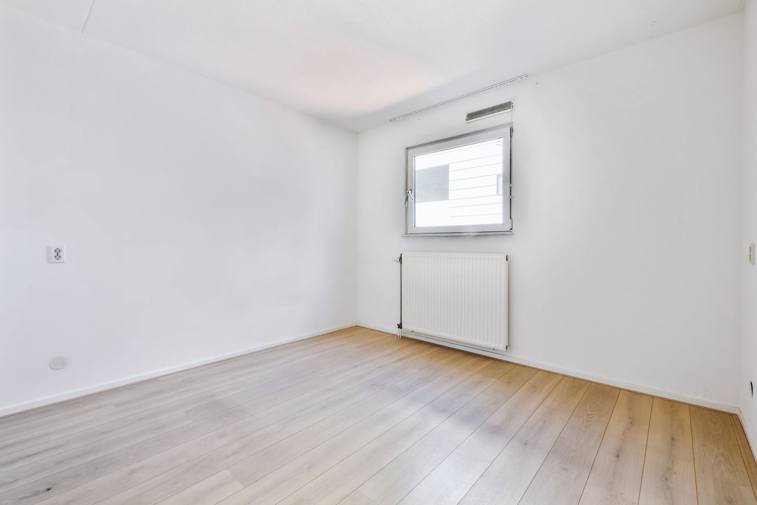Immobilienfotografie eines leeren Wohnraums