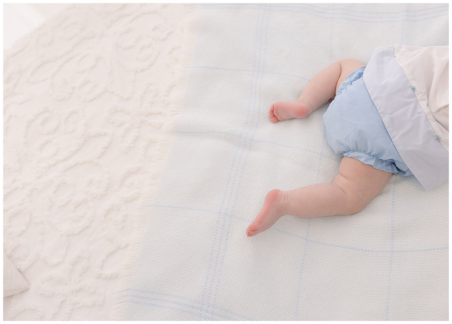 baby crawling on white blanket, family photographer ooltewah, newborn photos ringgold GA, apison TN photographer near me