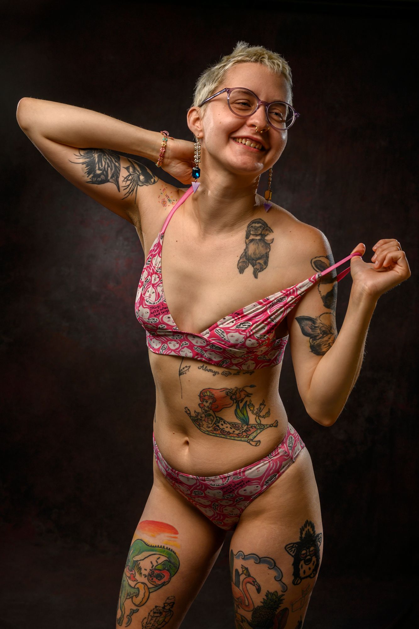kleurrijke dame met tattoos in lingerie tijdens een fotosessie in de studio