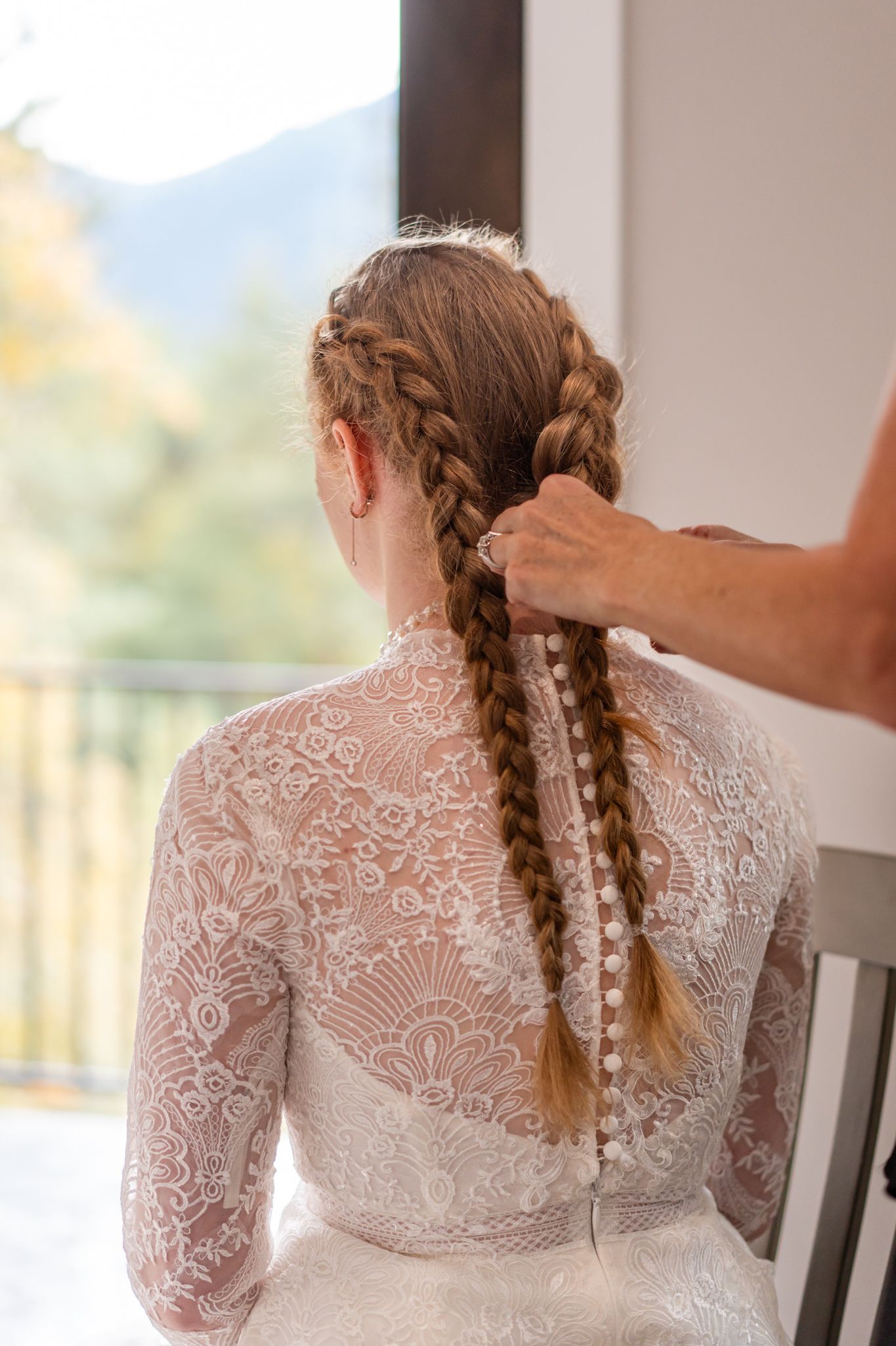 bride's mom does her hair