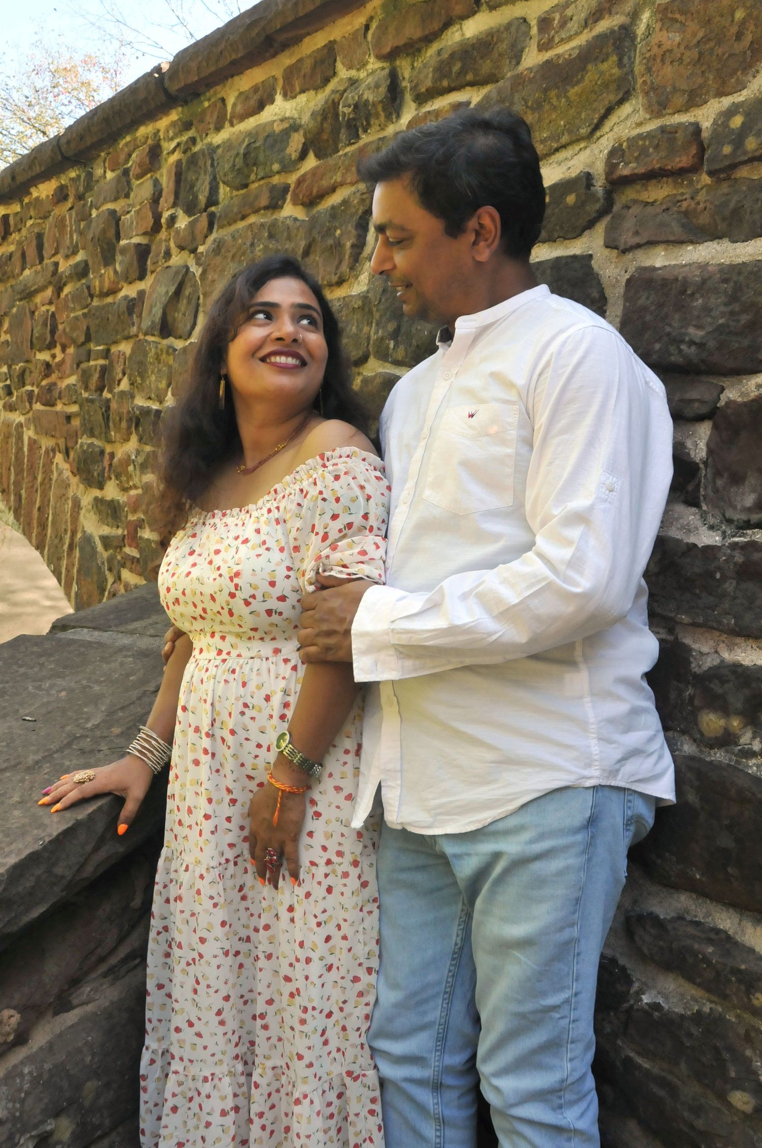 Couple looking at each other Stone Bridge