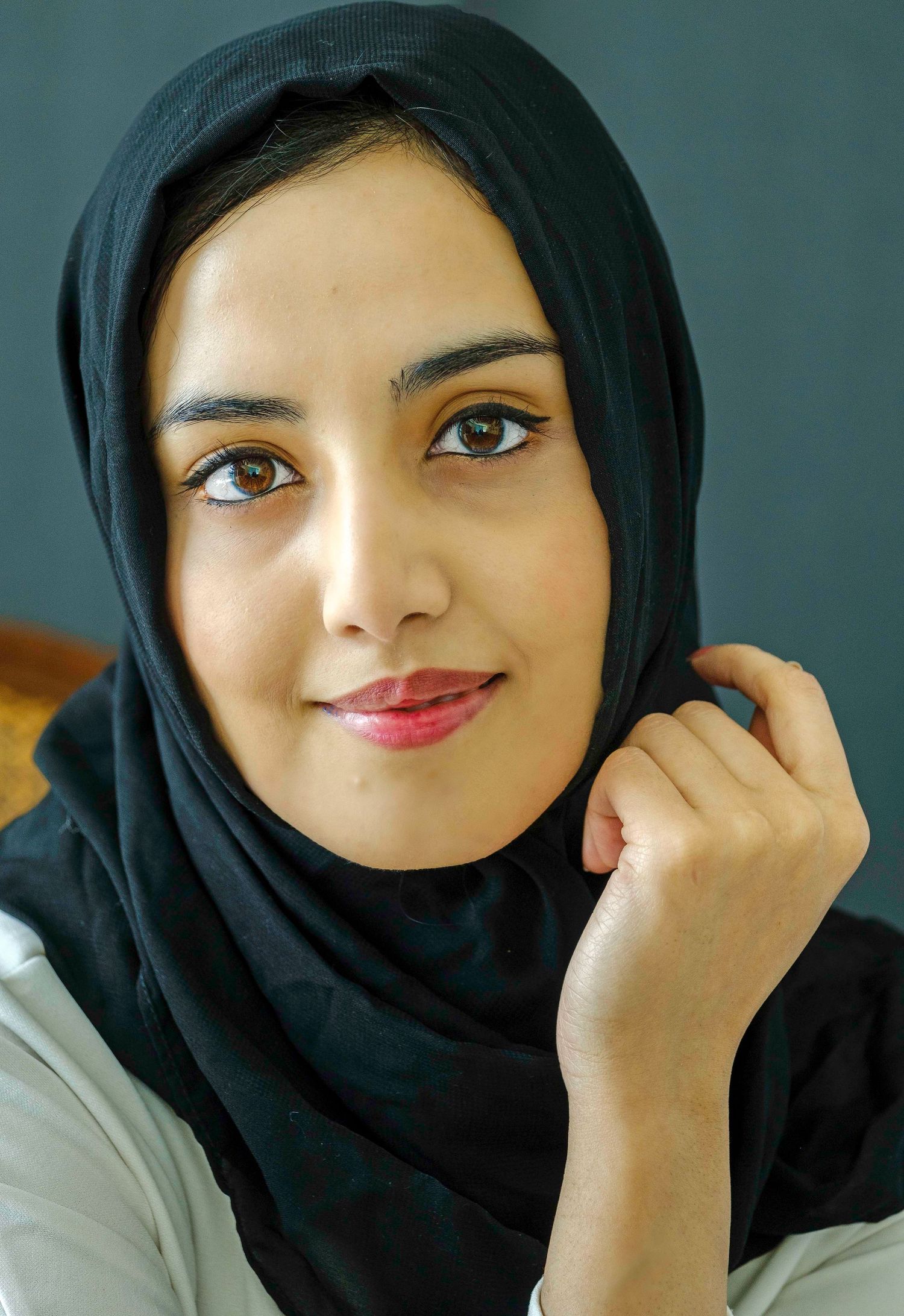 Headshot of mother during her photo session in queens, ny.