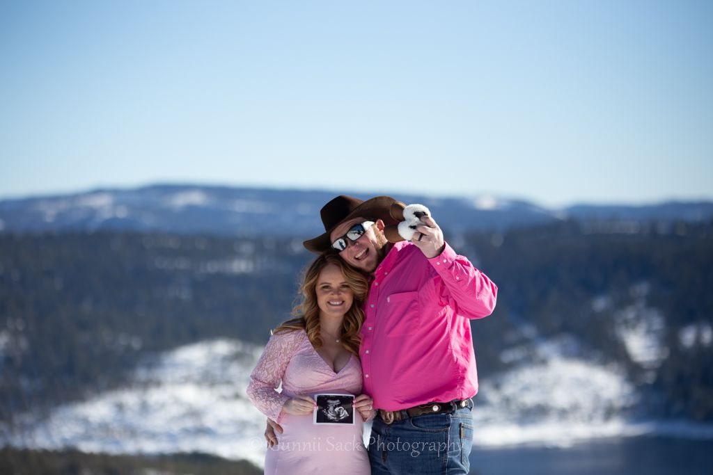 snow shoot, black and white photo, maternity shoot, gunnii sack photography, amador county
