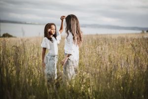 Séance photo mère et fille à Neuchâtel – lien complice en pleine nature