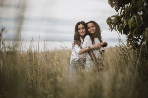 Rires et câlins – Shooting mère-fille au naturel à Neuchâtel