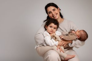 Séance photo famille Neuchâtel – Des photos de famille authentiques et pleines d'émotion en studio