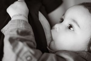 Photographe allaitement – Capturer l'intimité et la douceur de l'allaitement, un moment unique entre mère et enfant