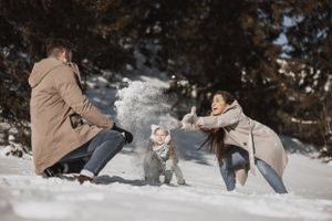 Couple sous la neige – Une séance photo en extérieur pour des souvenirs d'hiver inoubliables