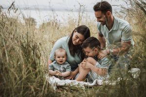 Séance photo en famille à Neuchâtel – Des photos authentiques en plein air