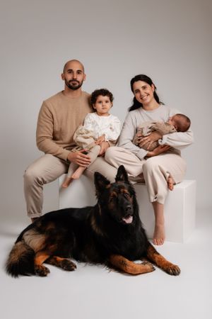 Studio photo famille à Neuchâtel – Capturez l'amour et la complicité de votre famille en images