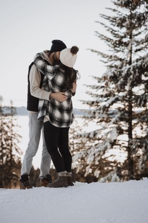 Séance photo couple dans la neige – Rires et complicité sous un manteau blanc
